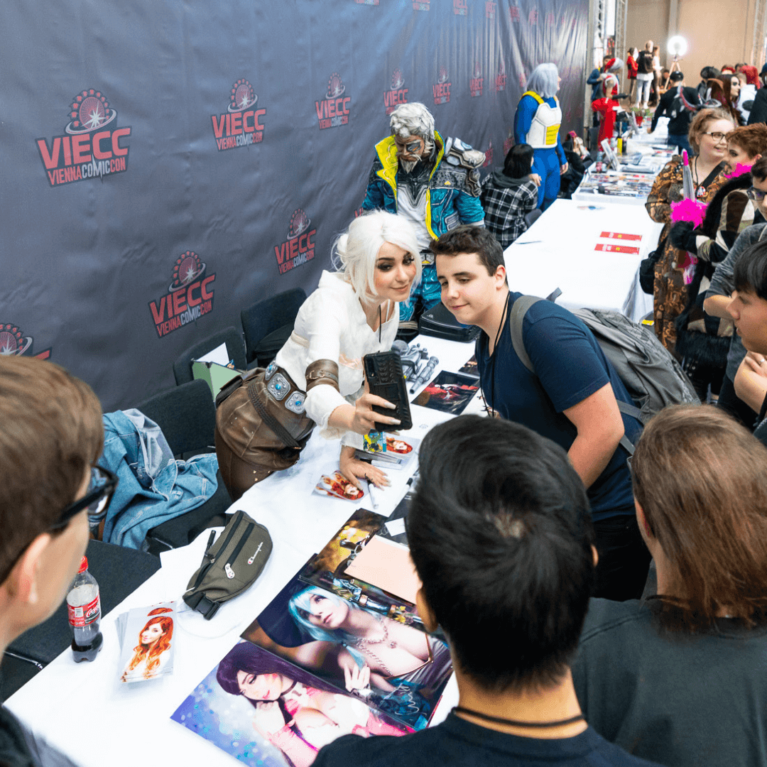 Fans taking selfies with Anni the Duck Siri Cosplay Don Esteban Zane Flynt Boarderlands Cosplay VIECC Cosplay Central